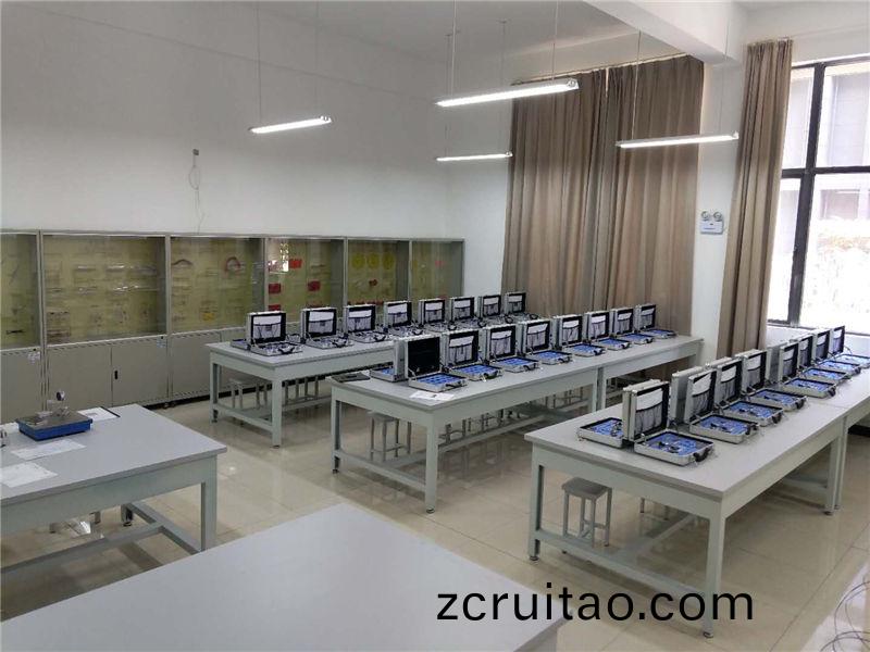 公(gong)差配(pei)郃(he)與(yu)零(ling)件誤差(cha)測繪實訓室