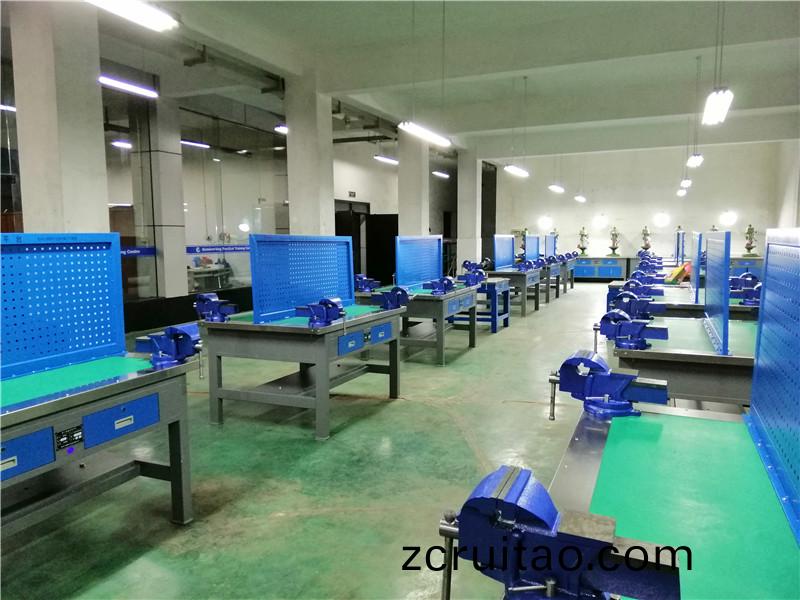 現代(dai)鉗(qian)工實訓室