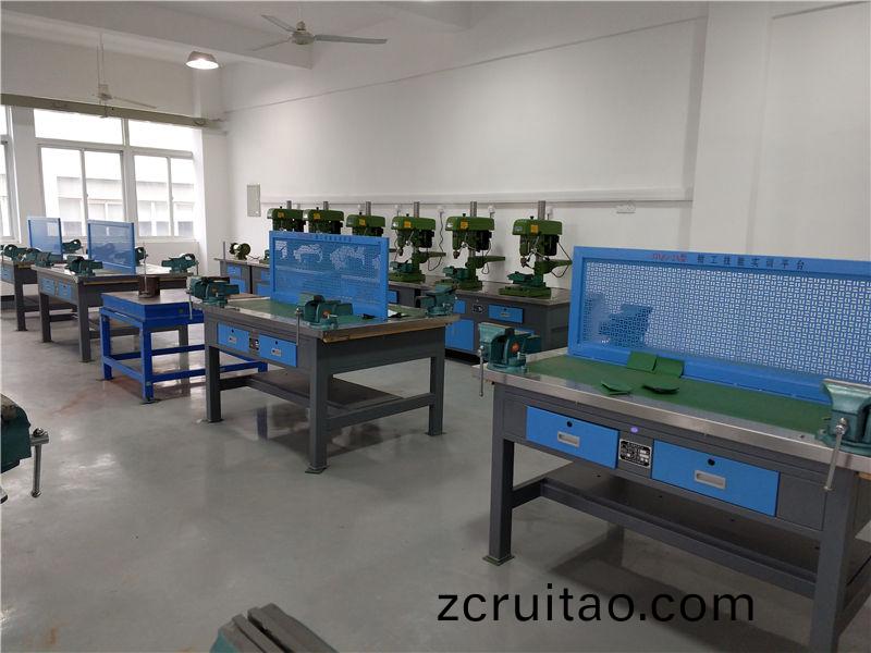 現代鉗工(gong)實(shi)訓(xun)室